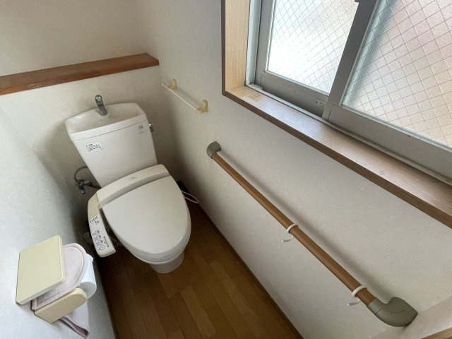 中古戸建・中古住宅　郡山市亀田2丁目　桑野小・第六中のトイレ|手すりはあると便利♪窓ありの為、採光◎通風◎