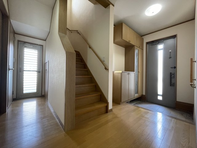 中古戸建・中古住宅　郡山市亀田2丁目　桑野小・第六中の玄関|トイレ前には勝手口あり。勝手口脇には階段下収納もあり。各箇所に小窓が多いご自宅の為、日中はどこにいても常に明るいご自宅です♪