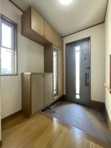 中古戸建・中古住宅　郡山市亀田2丁目　桑野小・第六中の玄関|ご家族の靴をたっぷり収納できます。玄関脇にも小窓あり♪便利な手すり付き♪