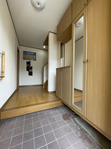 中古戸建・中古住宅　郡山市亀田2丁目　桑野小・第六中の玄関|帰りたくなる温かみにある玄関♪