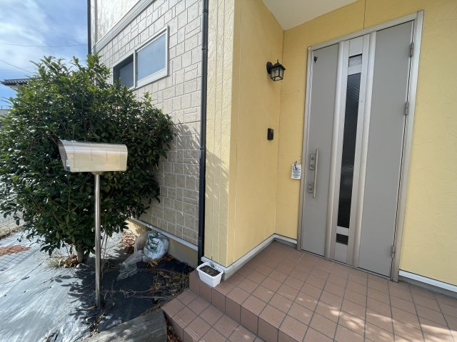 中古戸建・中古住宅　郡山市亀田2丁目　桑野小・第六中の玄関|かわいらしい暖色系の玄関♪