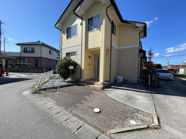 中古戸建・中古住宅　郡山市亀田2丁目　桑野小・第六中の駐車場|玄関前には車種にもよりますが2台駐車可能です。