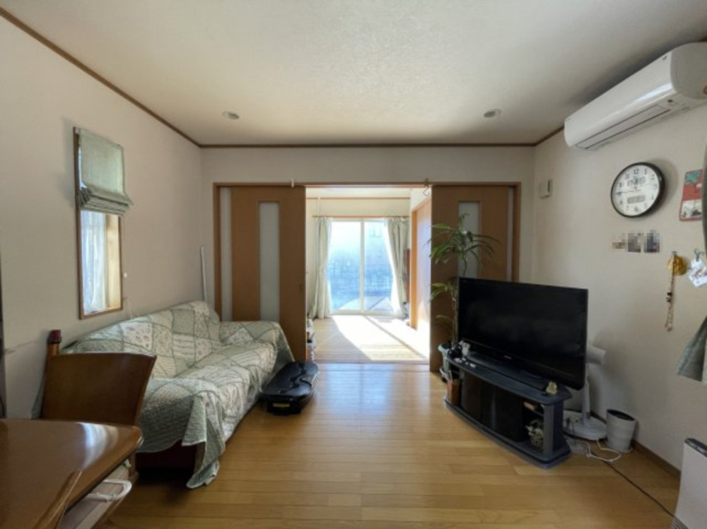 中古戸建・中古住宅　郡山市亀田2丁目　桑野小・第六中の居間・リビング|リビングそばには和室が隣接しておりますので、扉を開放して広々空間としても、ご家族の個室空間としても多様に利用出来ます。
