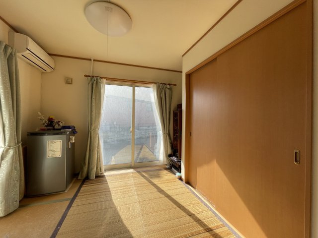 中古戸建・中古住宅　郡山市亀田2丁目　桑野小・第六中の和室|和室には収納ありでたっぷりお荷物を収納可能です。二面採光で明るい和室♪大きな掃き出し窓が二面ございますので、解放感◎