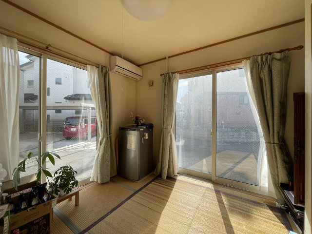 中古戸建・中古住宅　郡山市亀田2丁目　桑野小・第六中の和室|和室の大きな掃き出し窓♪お写真では解放感が伝わらない為、ぜひご内覧にいらしてください(^^♪