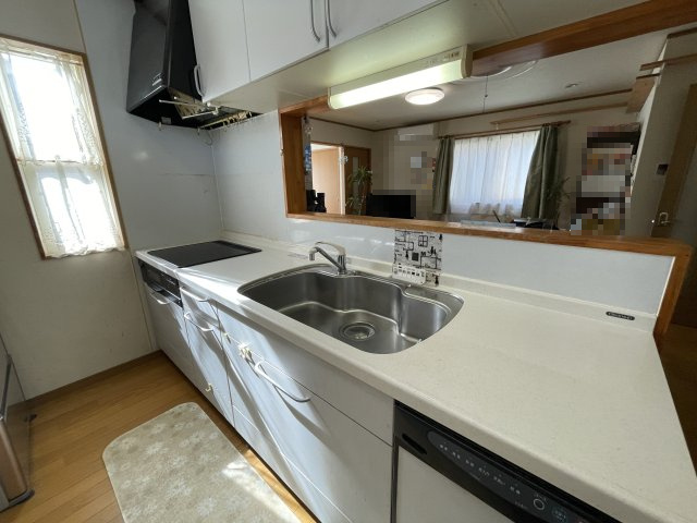 中古戸建・中古住宅　郡山市亀田2丁目　桑野小・第六中のキッチン|キッチン脇には小窓がありますので、陽当たり◎通風◎作業場も広めなので、ご家族と並んでお料理が楽しめます。