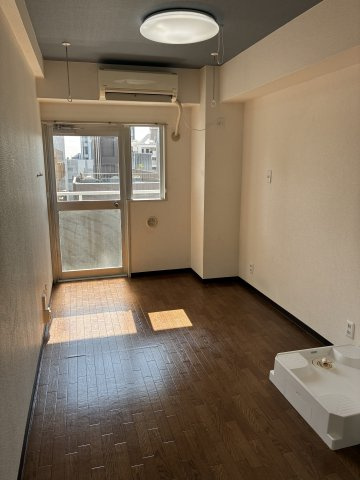 明るい色調の室内です