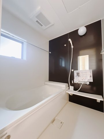 【新築戸建】高崎市町屋町の浴室|■浴室｜大人が足を伸ばしても入れる広々浴槽ですので、肩まで浸かって体全体をしっかり温められます。大きな窓がついておりますので、湿気で篭りがちなバスルームも換気することができます( ＾＾ )