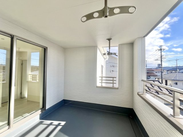 【新築戸建】高崎市町屋町のバルコニー|■バルコニー｜あたたかな陽のひかりを浴びることのできるバルコニー。お洗濯物やお布団を干せば、家族みんなが気持ちよく暮らすことができます(*^^*)