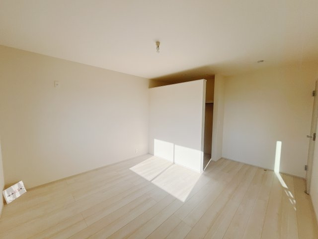 【新築戸建】高崎市町屋町の寝室|■主寝室｜広い寝室ならインテリアも自由自在にお楽しみいただけます♪お外から帰ってきた後は寝室でゆっくり自分の時間をお過ごしください。