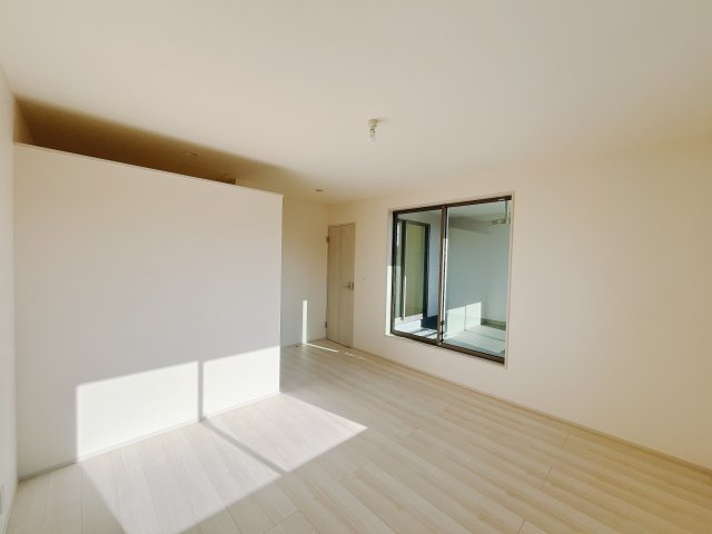 【新築戸建】高崎市町屋町の寝室|■主寝室｜ダブルベッドを置いても充分な広さを2Ｆのお部屋に設けております。お子様と家族みんなで寝るのも夢じゃありません♪窓からは光が差し込むので日中でも明るいお部屋です。