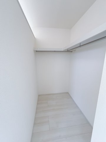 【新築戸建】高崎市町屋町の収納|■WIC｜主寝室には夢のウォークインがございます♪お洋服やバッグだけでなく、増えていくお洋服やご家族での思い出の品もしっかりと収納します( ＾＾ )
