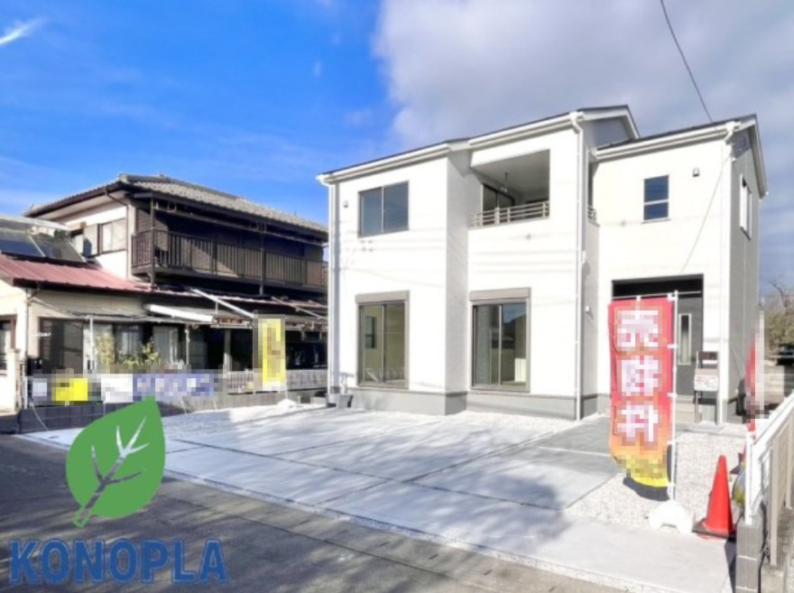 【新築戸建】高崎市町屋町の外観|■外観｜窓の配置や、爽やかな白ベースの外観が清潔感をもたらします。まっさらなキャンバスのような家にこだわりを彩って…始めよう、あなただけの豊かな暮らし( ＾＾ )