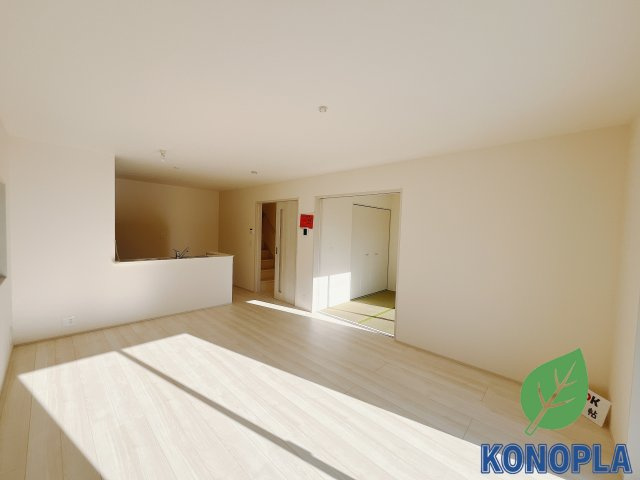 【新築戸建】高崎市町屋町の居間・リビング|■リビング｜窓から射し込む陽射しが縦横に広がり、あたたかな空間が形づくられています。ここはご家族の笑顔集まる憩いの空間です( ＾＾ )