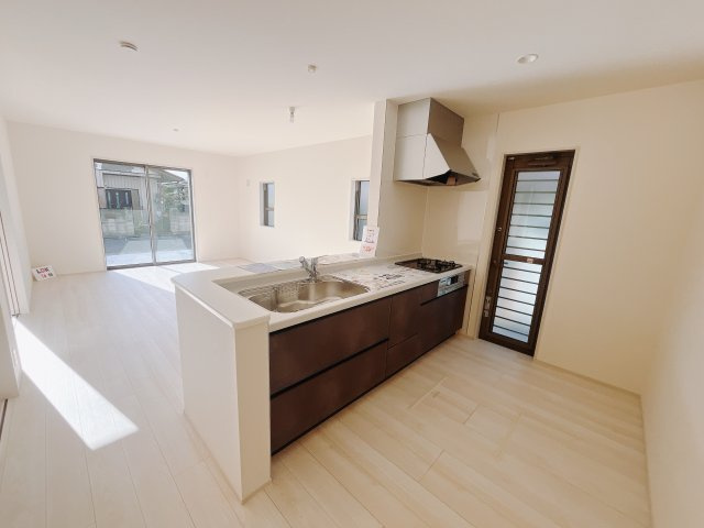 【新築戸建】高崎市町屋町の居間・リビング|■リビング｜出来上がった料理を運びやすいダイニング♪お料理中も家族との会話がはずみます♪