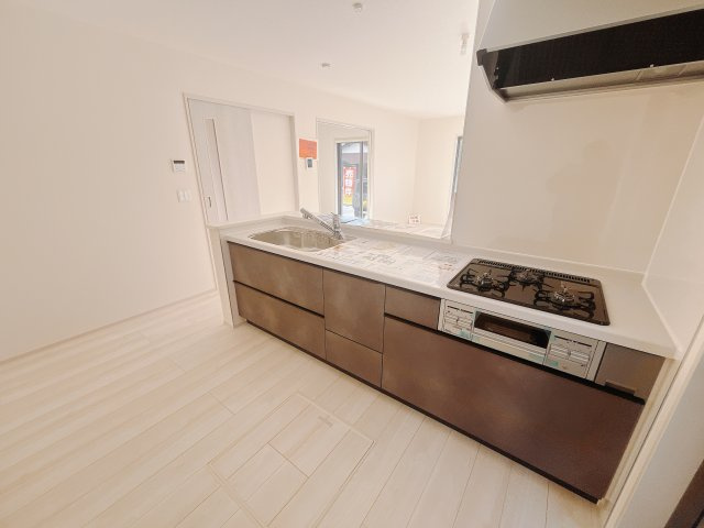 【新築戸建】高崎市町屋町のキッチン|■キッチン｜リビングまでの見通しが良く、家事をしながらでも、お子様の様子を見られるようになっています。お子様がいつもママのそばにいる安心感も生まれます♪