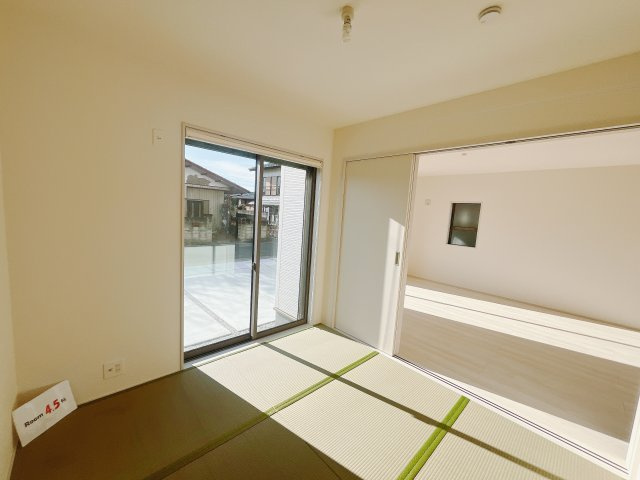 【新築戸建】高崎市町屋町の和室|■1階和室｜意外と場所をとるアイロンがけや、お洗濯物を畳むときにも広々と使うことができ、ちょっと一休みしたいとき、すぐに横になれるのも魅力です♪