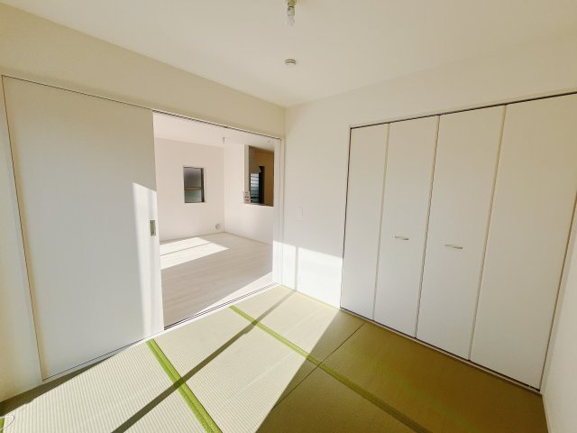 【新築戸建】高崎市町屋町の和室|■1階和室｜和室でしか味わえない畳ならではの香りや素材で和のやすらぎを感じてください♪休日はお子様とお昼寝するのにも最適です！