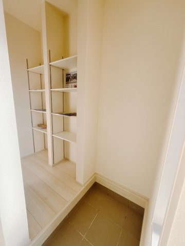 【新築戸建】高崎市町屋町の玄関|■玄関｜毎日の「いってらっしゃい」や「お帰りなさい」を大切なご家族と過ごす玄関は〈使いやすさ〉を追求しております。玄関横の物入は急な来客時でもさっとお片付けできるスペースを確保しています。