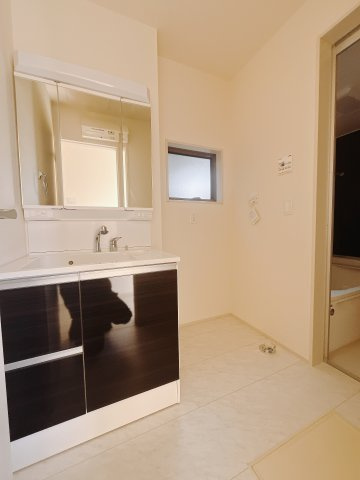 【新築戸建】高崎市町屋町の独立洗面台|■洗面室｜大きな鏡で朝の身支度もラクラク♪毎日の忙しい準備が楽しくなる洗面所です(^^♪