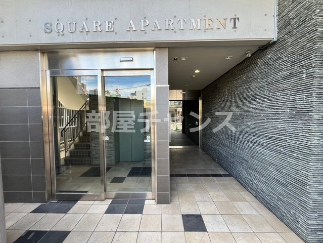 スクエア・アパートメントのエントランス