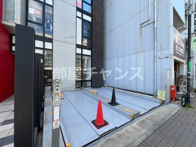 スクエア・アパートメントの駐車場