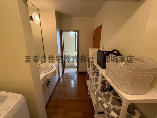 コウガユウキビル店舗（マンスリー）の独立洗面台|共同脱衣所