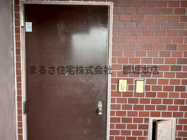 コウガユウキビル店舗（マンスリー）のエントランス