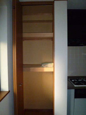 キッチン脇の物入です。収納が多く、お部屋を広々と使えます♪