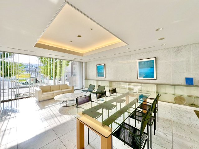 上社シティハウスフレックスのエントランス|高級間のあるロビー