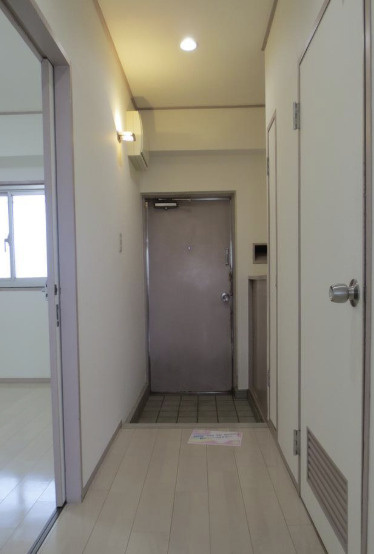 幡ケ谷ゴールデンマンションの玄関