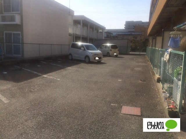 コモドカーサ下小出の駐車場
