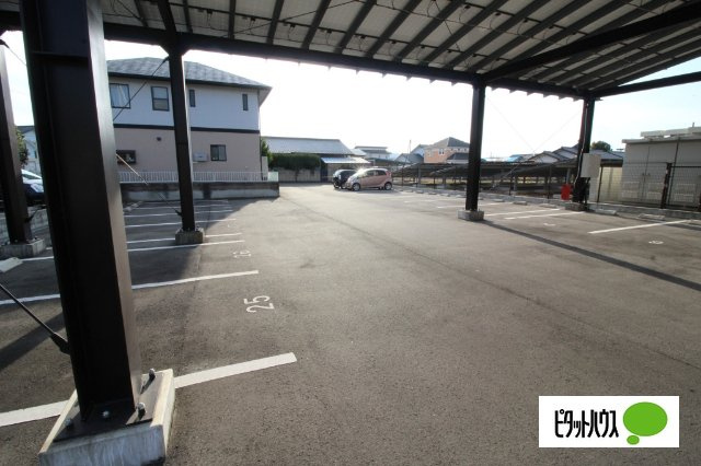 ハイム屋敷前の駐車場