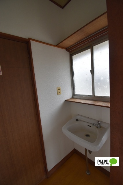 内田貸住宅の洗面所