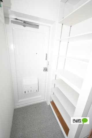 小野里マンションの玄関