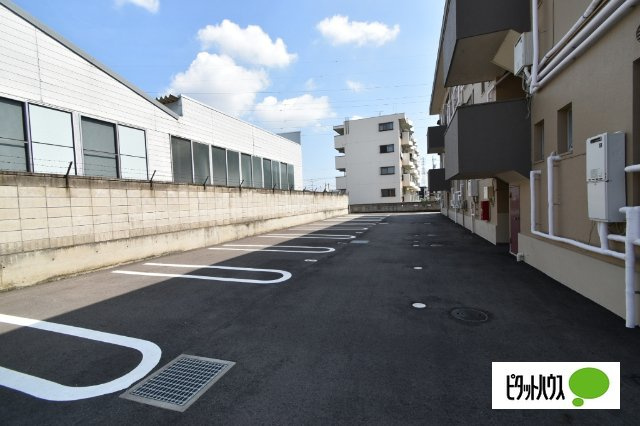 小野里マンションの駐車場