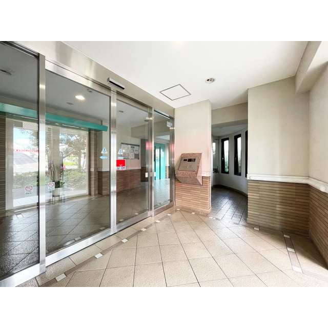 ルクレ川口イーストのエントランス