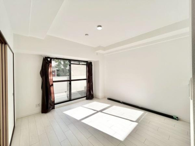 【寝室】 | ライオンズガーデン上野芝 | 大きな窓からたっぷりの日差しが降り注ぐ明るい室内です。気持ちの良い朝日を受けて、目覚めの良い健康的な朝を迎えられそうです。 