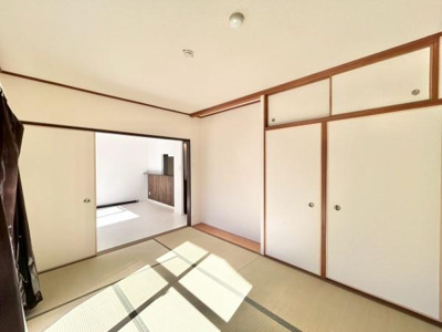 【和室】 | ライオンズガーデン上野芝 | DKと隣接した6畳の和室。
お子様の遊び部屋・お昼寝スペースとして使うのもオススメです♪