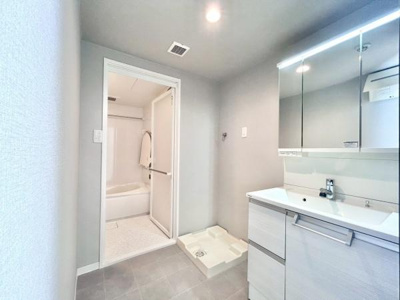 【独立洗面台】 | ライオンズガーデン上野芝 | ゆとりの洗面スペースで朝の身支度も快適スムーズに。髪のセットやお化粧もストレスなくこなせ、朝から気分良く通勤通学に向かえそうですね！