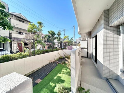 【バルコニー】 | ライオンズガーデン上野芝 | 太陽の光と爽やかな風を受けたお洗濯物はあっという間に乾き、取りこむ時には太陽の匂いを感じられそうですね♪
専用庭があるのも魅力的です！