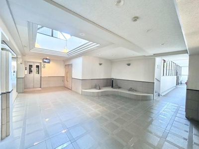 【エントランス】 | ライオンズガーデン上野芝 | 綺麗なエントランス！毎日の生活にも彩りが増します！
