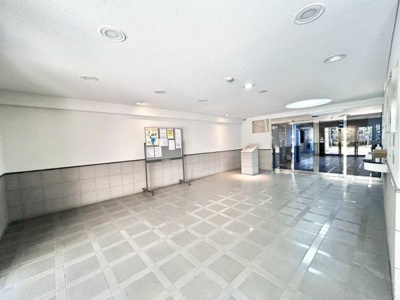 【エントランス】 | ライオンズガーデン上野芝 | 流行に左右されず、将来にわたって価値が継続する「上質」な佇まい。おしゃれな雰囲気や自然の潤い、親しみやすさといった暮らしを豊かにしてくれる住空間です。