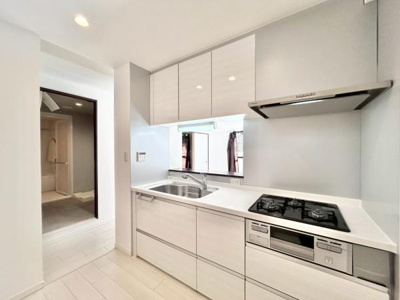 【キッチン】 | ライオンズガーデン上野芝 | 三口コンロでお料理がはかどりますね♪日当たりもよく明るいキッチンですのでお料理も気分よくできそうです！