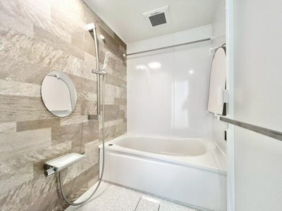 【浴室】 | ライオンズガーデン上野芝 | アクセントパネルで落ち着きのある雰囲気を演出♪毎日の疲れを癒やすバスタイムを。