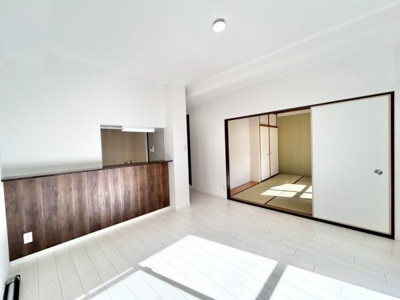 【居間・リビング】 | ライオンズガーデン上野芝 | 室内にいても、たっぷりの陽光と爽やかな風を感じて頂けます！
ご家族と穏やかに過ごす、心地の良い時間が流れます。