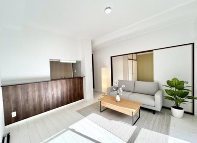 【居間・リビング】 | ライオンズガーデン上野芝 | 【家具配置イメージ画像】ラグやソファで雰囲気を変えたりいろんなアレンジが楽しめます！