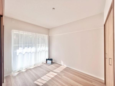 【洋室】 | 陵南住宅壱号棟 | 大きな窓からたっぷりの日差しが降り注ぐ明るい室内です。気持ちの良い朝日を受けて、目覚めの良い健康的な朝を迎えられそうです。 