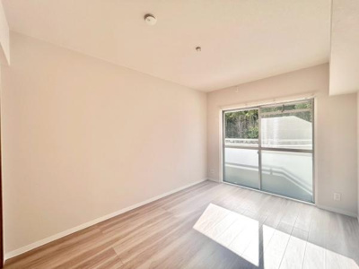 【寝室】 | 陵南住宅壱号棟 | 通風・採光にも優れ、心地よい光と風があふれています。 贅沢といえるほどの豊かな居住性と、プライドを満たすクオリティが見事に調和した住空間。