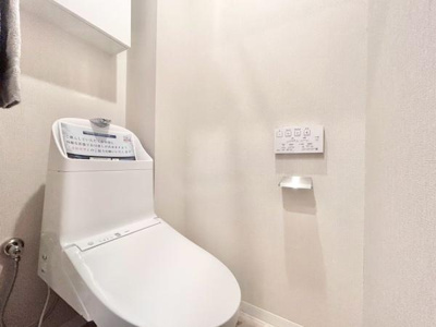 【トイレ】 | 陵南住宅壱号棟 | 節水型でエコなトイレには、今では当たり前のウォシュレット付き。便座を温める機能付き！